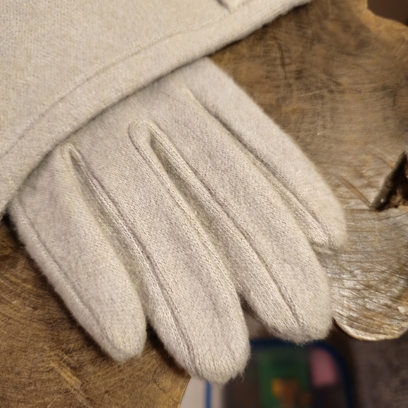 Soft ruffle gloves - Picture 3 of 8
